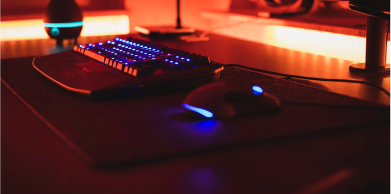 Imagem de um setup de trabalho Dark and red