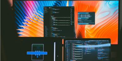 Imagem de um setup de trabalho Multi-Screen